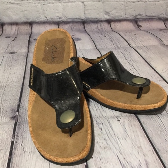 Clarks Patent and cork Flip flops sz7m - Picture 8 of 8